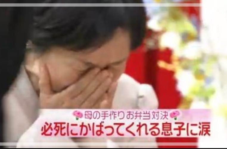 息子の言葉に涙を流す母