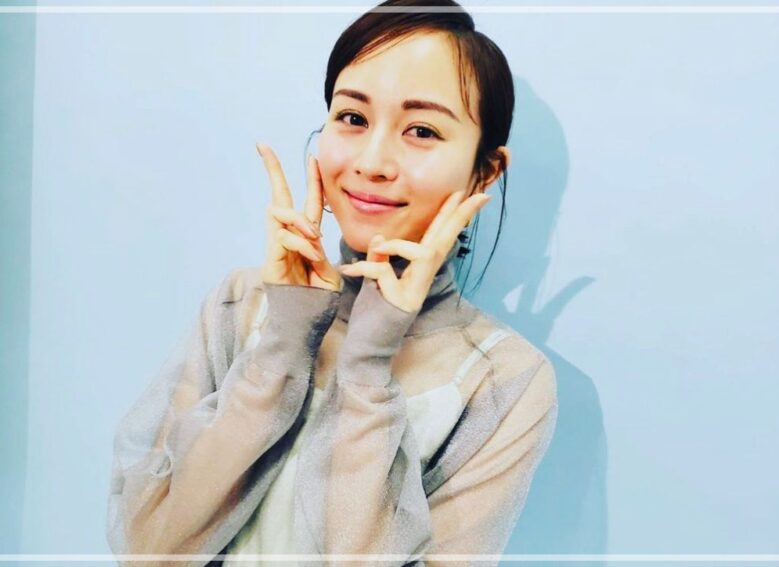 ピースサインする比嘉愛未