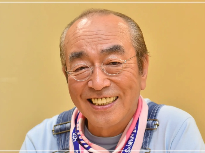 優しく微笑む志村けん