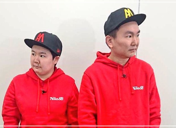ペアルックの山内とやす子