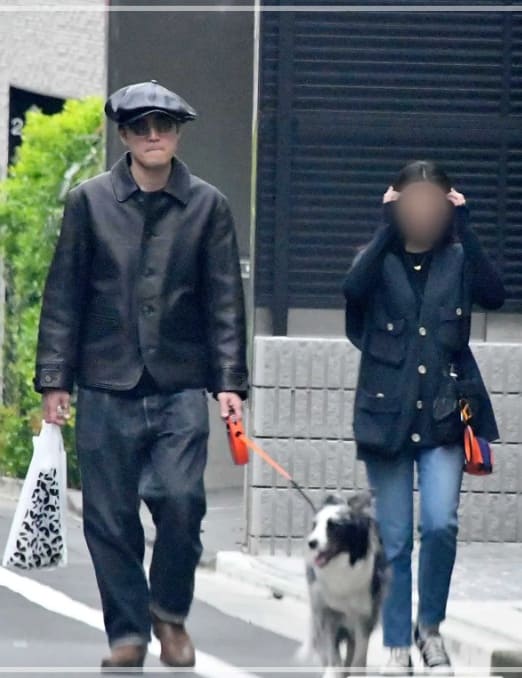女性と犬の散歩をする間宮祥太朗