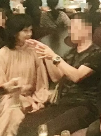 男性と仲良く話す南
