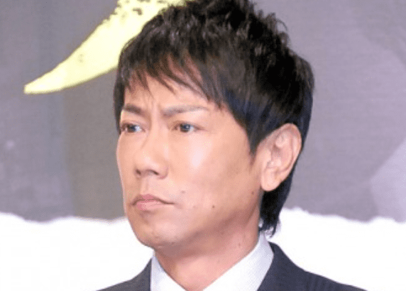 インタビューに答える東