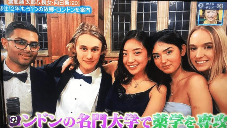 大学の友達と楽しそうに笑う高田向日葵