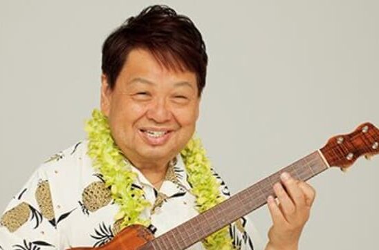 ウクレレを弾く高木ブー